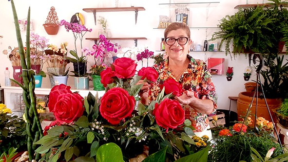 Há 32 anos, Flor´Arte Modas oferece buquês diferenciados, arranjos elegantes e cestas especiais de café da manhã