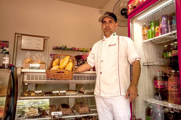 Panificadora Pães e Doces Vitória comercializa pães quentinhos, bolos e salgados em geral